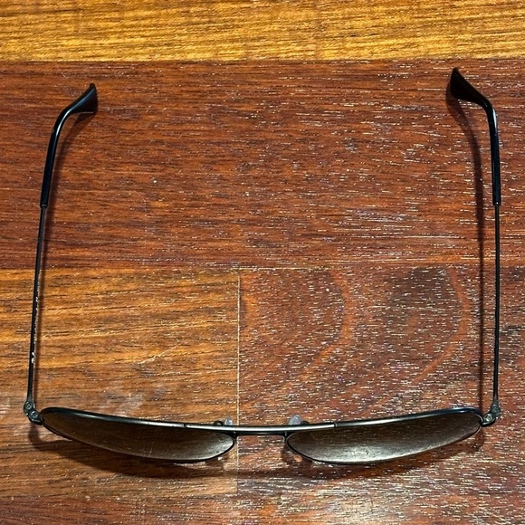 Ray Ban Aviator Classic Polarized Sunglasses - Picture 5 of 9